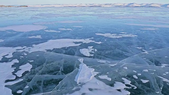 女人在贝加尔湖冰面上的旅行。观点的看法。冬岛之旅。女孩在冰岩石下行走。游客看着美丽的冰洞。背包客在大自然中休憩。视频素材