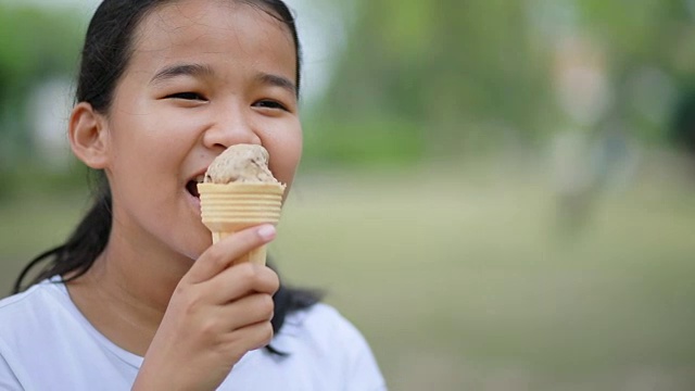 亚洲青少年吃冰淇淋与幸福的情绪视频素材