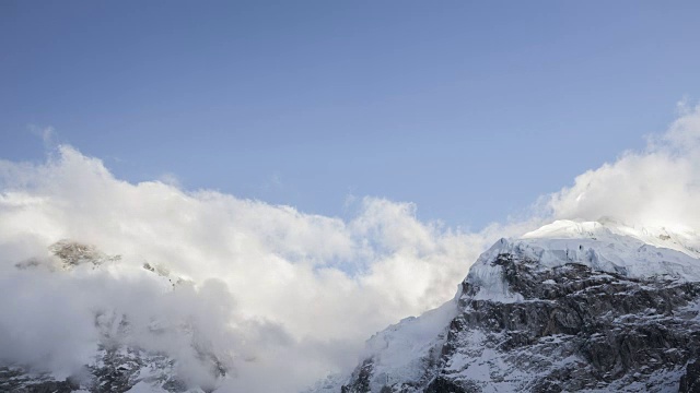 Lhotse-Nuptse山脉在昆布冰川上通向珠穆朗玛峰视频下载