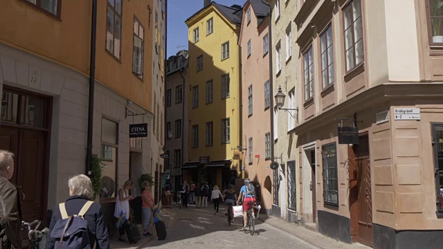 购物者在Osterlanggarten, Gamla Stan，斯德哥尔摩，瑞典，斯堪的纳维亚，欧洲视频素材