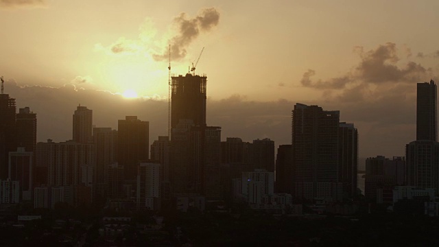 迈阿密市中心的广角镜头，以冉冉升起的太阳为背景视频素材