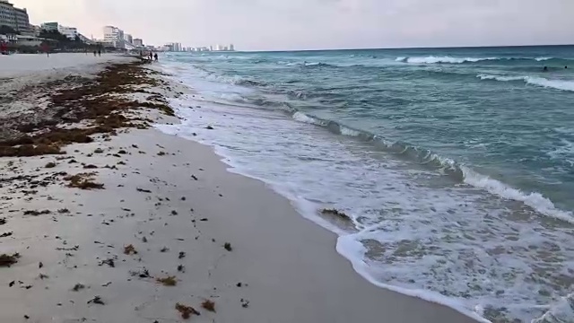 从右到左，从海到海滩和酒店区地平线视频素材