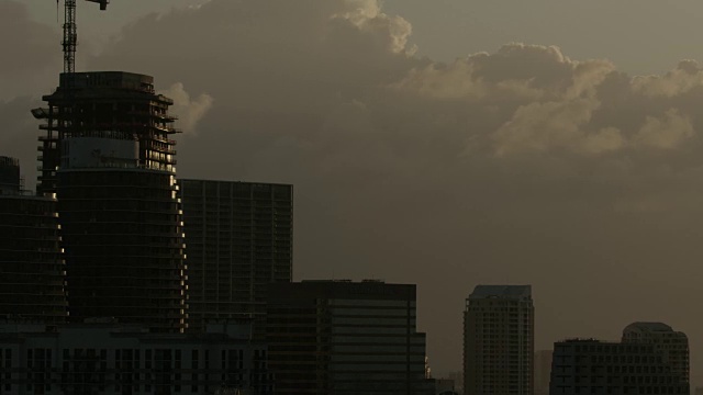 中等拍摄的高层建筑在迈阿密市区日出视频素材