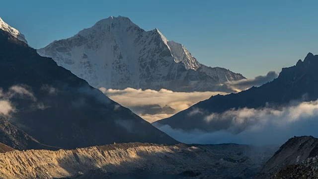 高地山谷上空的云的运动视频素材