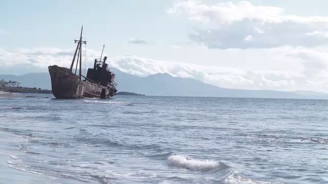 海岸上生锈的破碎船只残骸视频素材