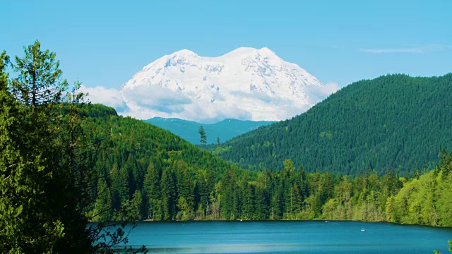 大的山峰观雪山雷尼尔以上森林阳光明媚的春天在矿物湖时间流逝视频素材