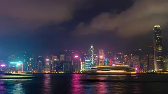 夜空下，灯火通明的香港天际线。中国香港视频素材