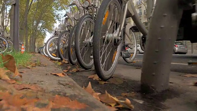 Cycling-friendly城市。法国巴黎街道上的一排自行车停车场视频素材