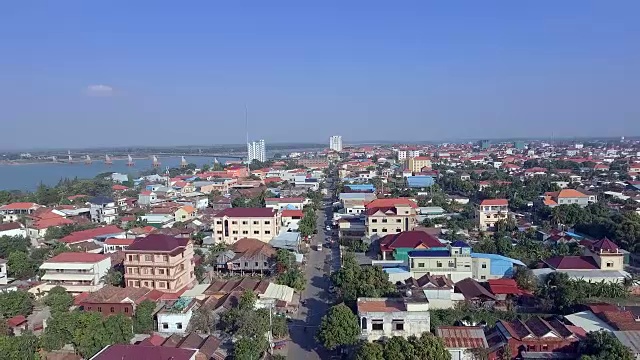 空中:飞回亚洲城的主要街道。视频素材