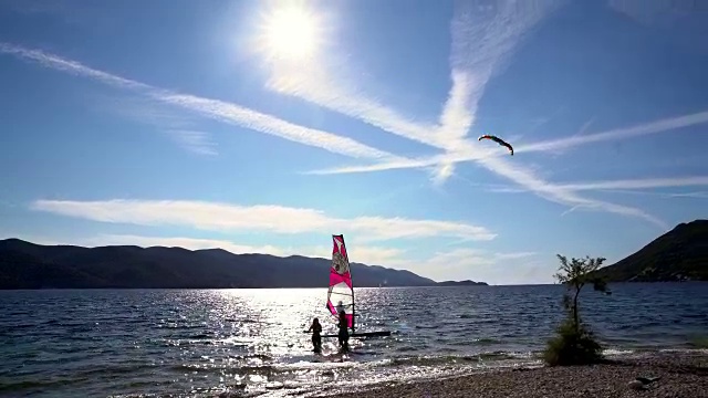 SLO MO风筝板和风帆冲浪者在海湾冲浪视频素材