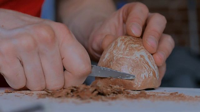 在陶艺车间，专业陶工用专用工具制作干陶土杯视频素材