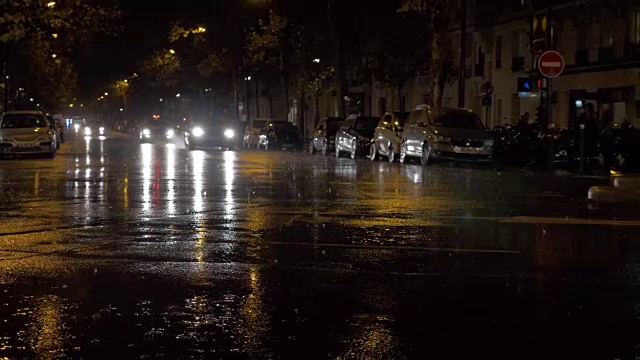 雨夜，车灯明亮的汽车在城市中行驶。法国巴黎视频素材