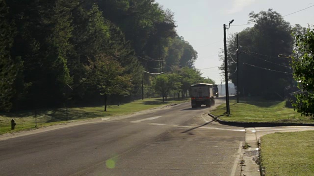 半挂车在树木繁茂的道路上超速行驶视频素材