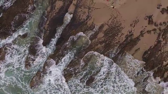 在日落的海洋岩石鸟瞰视频素材