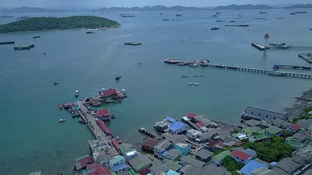 航拍位于泰国湾中部的四川岛渔村。视频素材