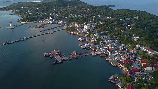 航拍位于泰国湾中部的四川岛渔村。视频素材