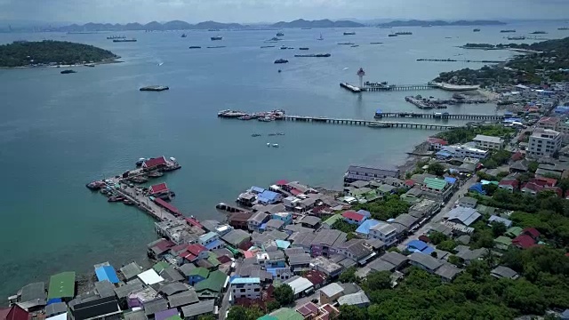 航拍位于泰国湾中部的四川岛渔村。视频素材