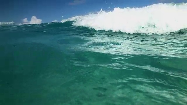 加勒比海的海浪在海洋内部的近距离视频素材