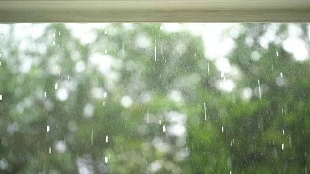 雨滴落在屋顶上视频素材