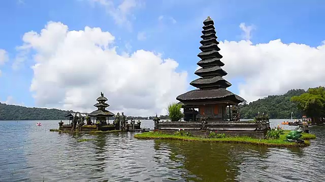 印度尼西亚巴厘岛空中寺庙湖视频素材