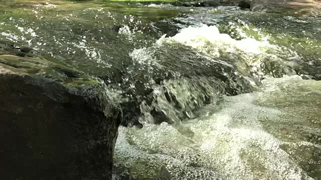 慢镜头瀑布流过岩石视频素材