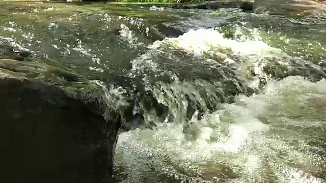 慢镜头瀑布流过岩石视频素材