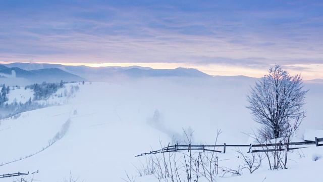 山峰上的雪被风吹走了。冬天的风景。天很冷，下着雪。视频素材