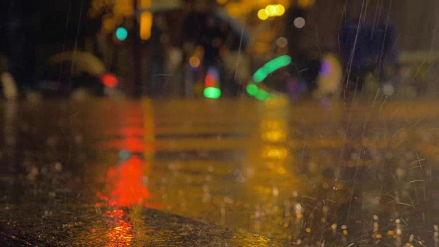 夜城大雨倾盆视频素材