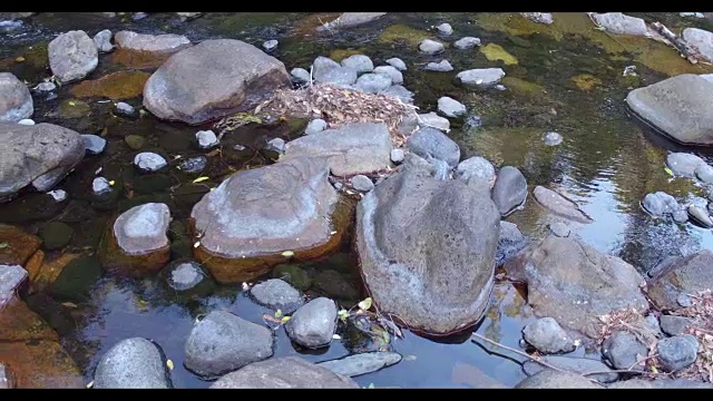 流过岩石的小溪视频下载