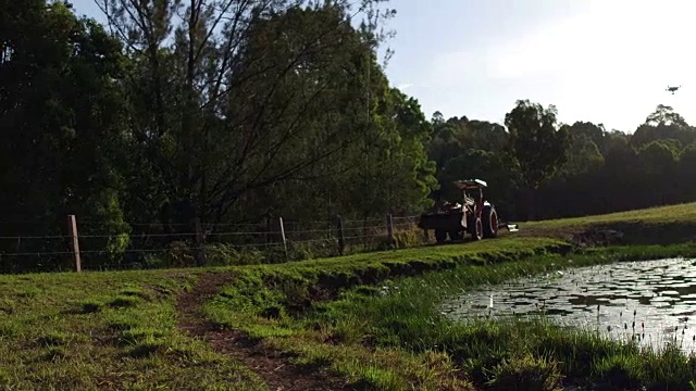 农用拖拉机停在荷塘旁的农村土地上视频下载