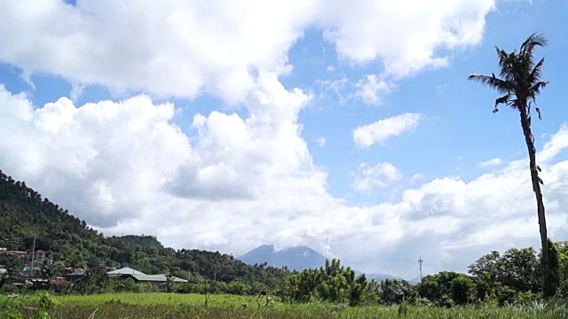 随着时间的推移，云在山顶的天空中移动和溶解视频素材