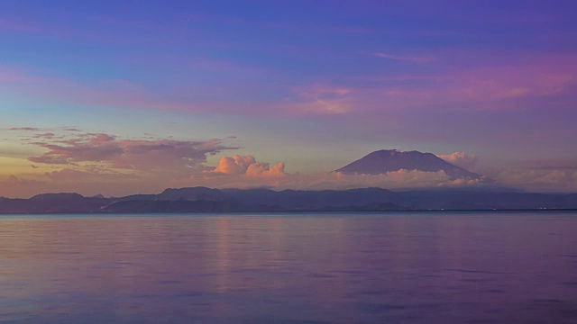 火山岛的快速黄昏。时间流逝视频素材