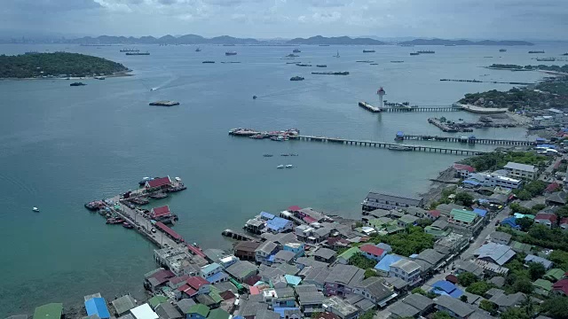 航拍位于泰国湾中部的四川岛渔村。视频素材