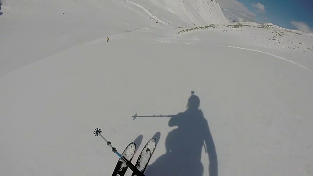 高山滑雪者下粉坡的POV视频素材