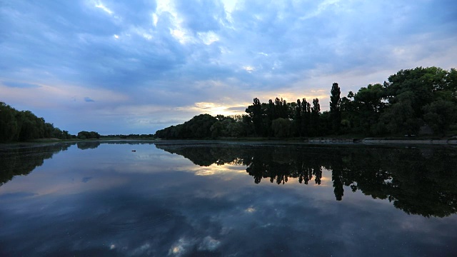 夕阳下的湖光山色视频素材