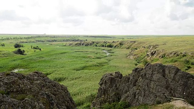 有岩石海岸的沼泽河视频素材