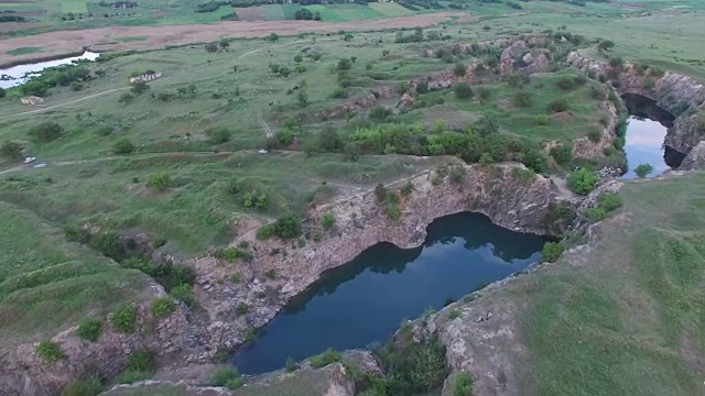 飞越岩石海岸的小峡谷视频素材