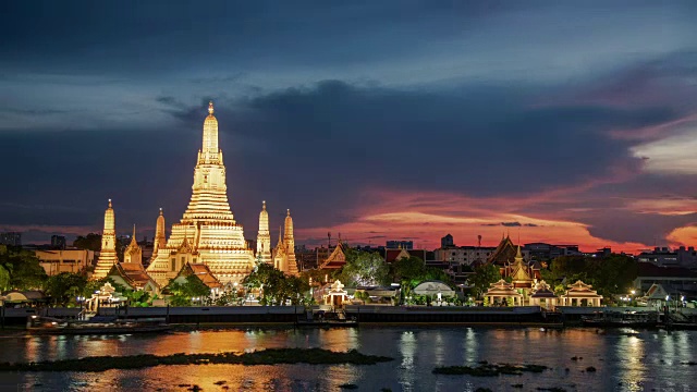 4 k。从白天到夜晚，在日落时分，Wat Arun temple的时间流逝。泰国曼谷的地标视频素材