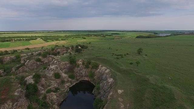 日落在湖与岩石海岸的大草原视频素材