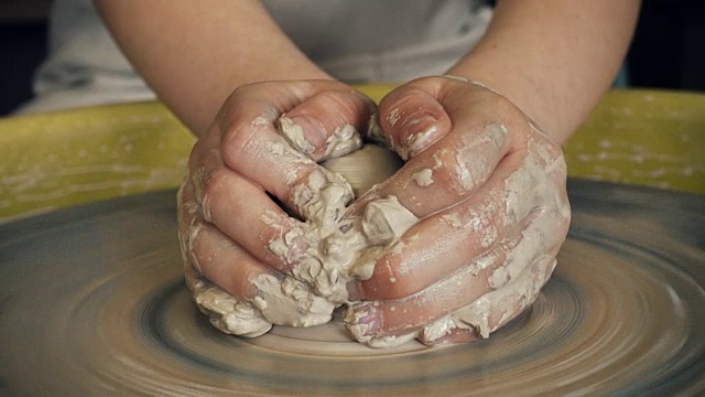 用孩子的手制作陶土视频素材