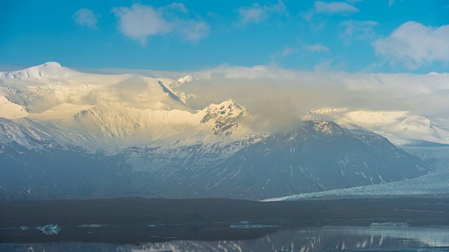 雪山和云的时间流逝。视频素材