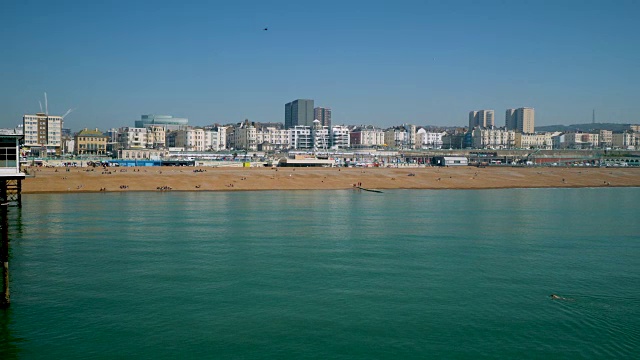 从皇宫码头拍摄的布莱顿海滩全景。视频素材