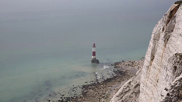 海滩头灯塔东苏塞克斯英国靠近伊斯特本和东七姐妹白垩悬崖视频素材