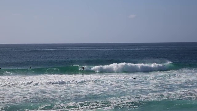 冲浪者和海浪，瓦胡岛视频素材