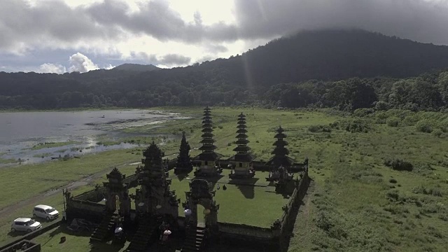 印尼寺庙在巴厘岛附近的湖鸟瞰图视频下载