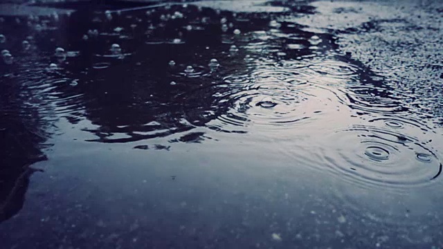 雨点落在人行道上视频素材