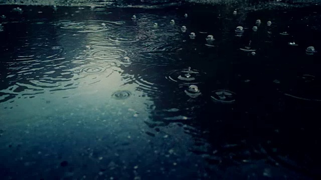 雨点落在人行道上视频素材