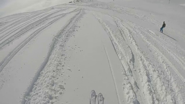 高山滑雪者下粉坡的POV视频素材