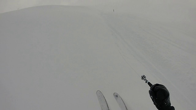 高山滑雪者下粉坡的POV视频素材