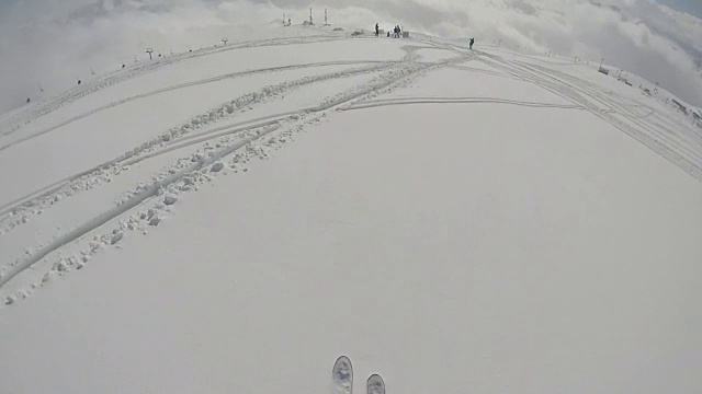 高山滑雪者下粉坡的POV视频素材